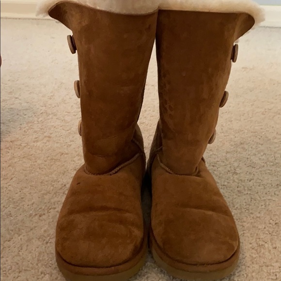 UGGS - Picture 4 of 5